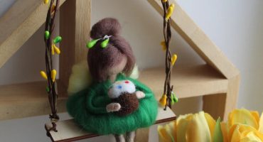 Великодній оберіг родинного тепла - маленька фея-янголятко з пасочкою на гойдалці, авторська іграшка ручної роботи