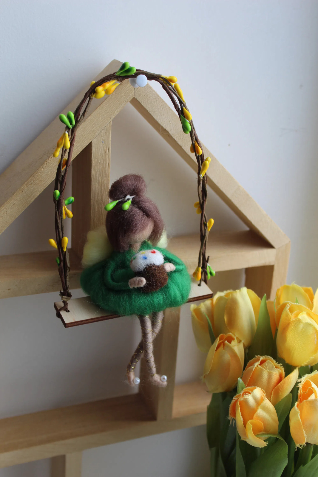 Великодній оберіг родинного тепла - маленька фея-янголятко з пасочкою на гойдалці, авторська іграшка ручної роботи