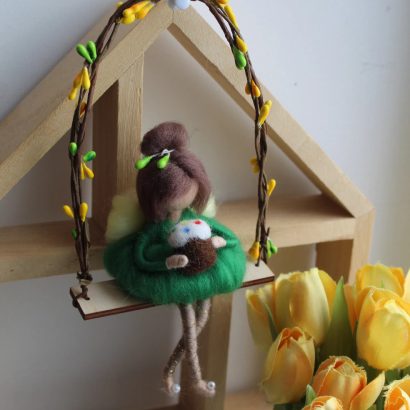 Лялька фея веснянка на гойдалці з пасочкою Великдень 2026