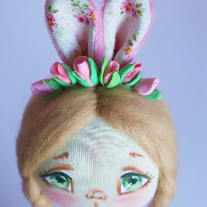 Сувенірна лялька зайка весна у плюшевому комбінезоні