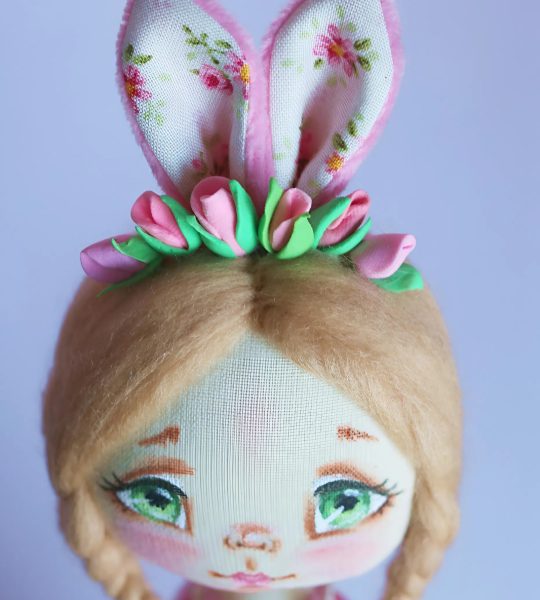 Сувенірна лялька зайка весна у плюшевому комбінезоні