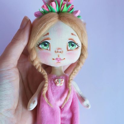 Сувенірна лялька зайка весна у плюшевому комбінезоні