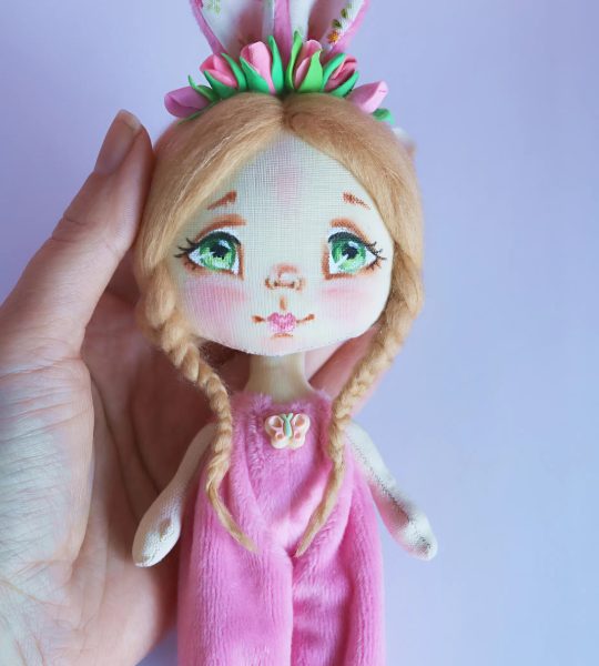 Сувенірна лялька зайка весна у плюшевому комбінезоні