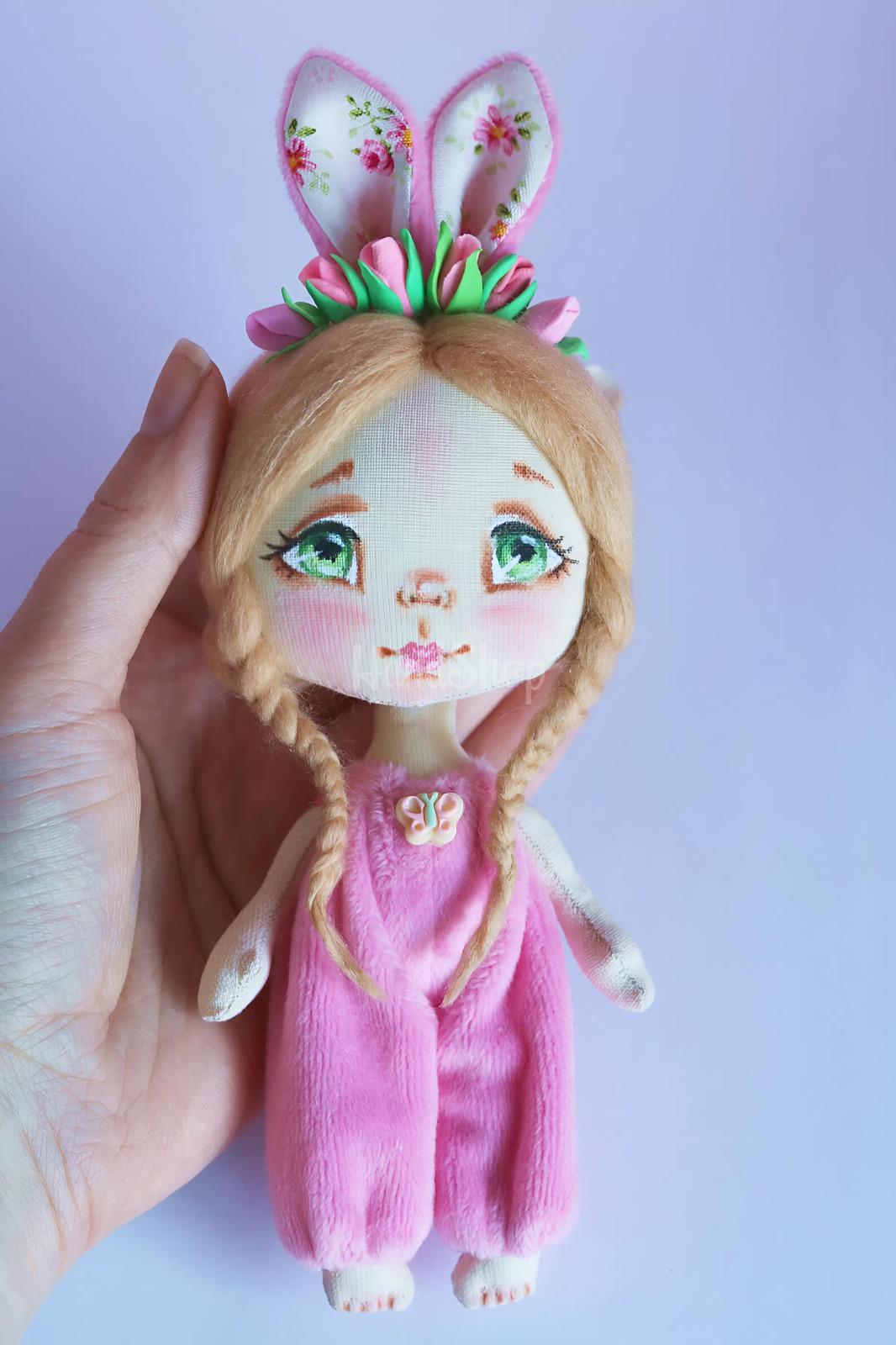 Сувенірна лялька зайка весна у плюшевому комбінезоні Сувенірна лялька зайка весна у плюшевому комбінезоні