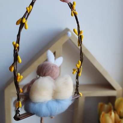 Лялька зая з вушками та корзинкою на гойдалці Великдень