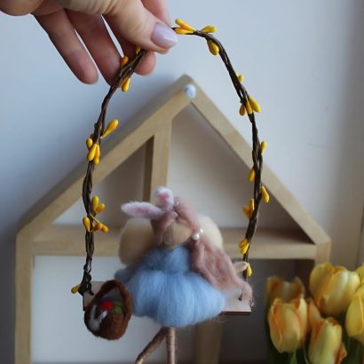 Лялька зая з вушками та корзинкою на гойдалці Великдень