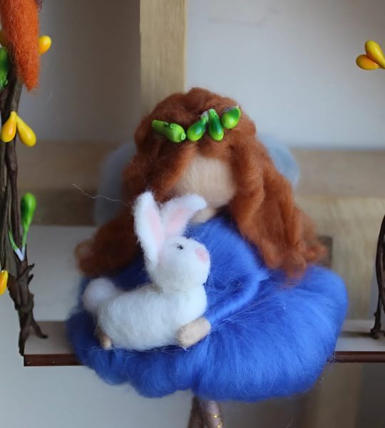 Лялька рудоволося у сукні з милим кроликом на гойдалці