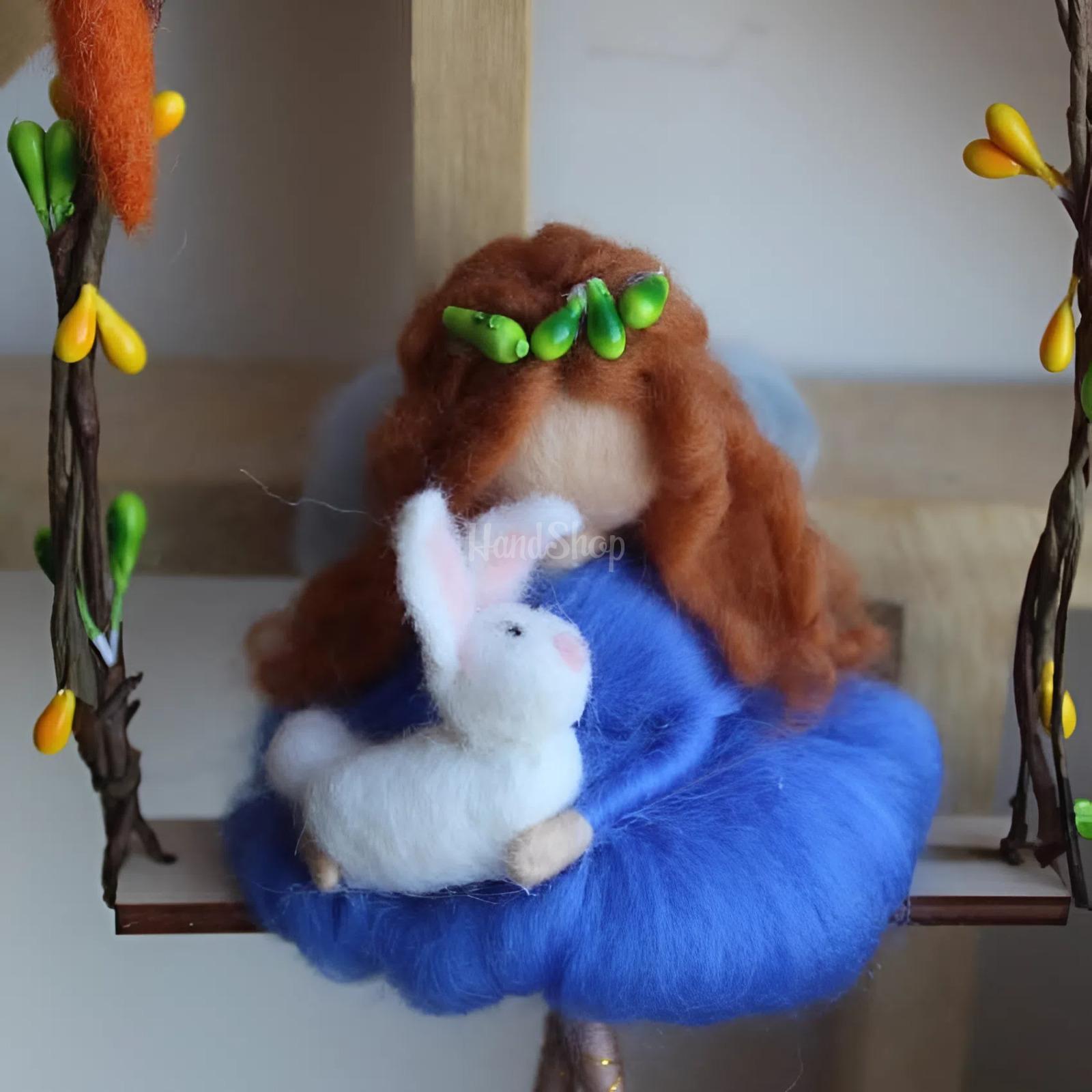 Лялька рудоволося у сукні з милим кроликом на гойдалці Лялька рудоволося у сукні з милим кроликом на гойдалці