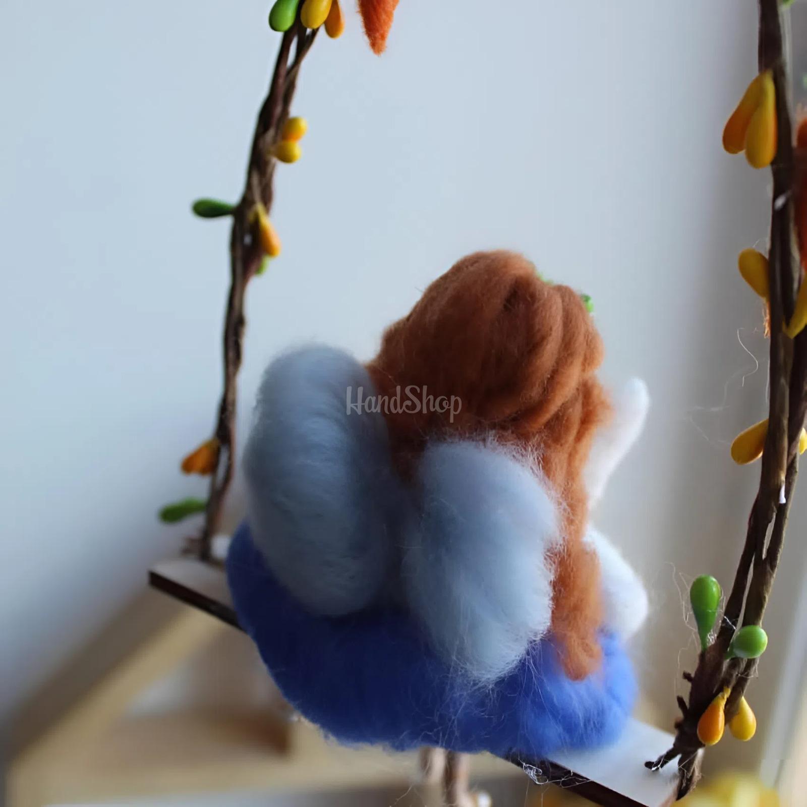 Лялька рудоволося у сукні з милим кроликом на гойдалці Лялька рудоволося у сукні з милим кроликом на гойдалці