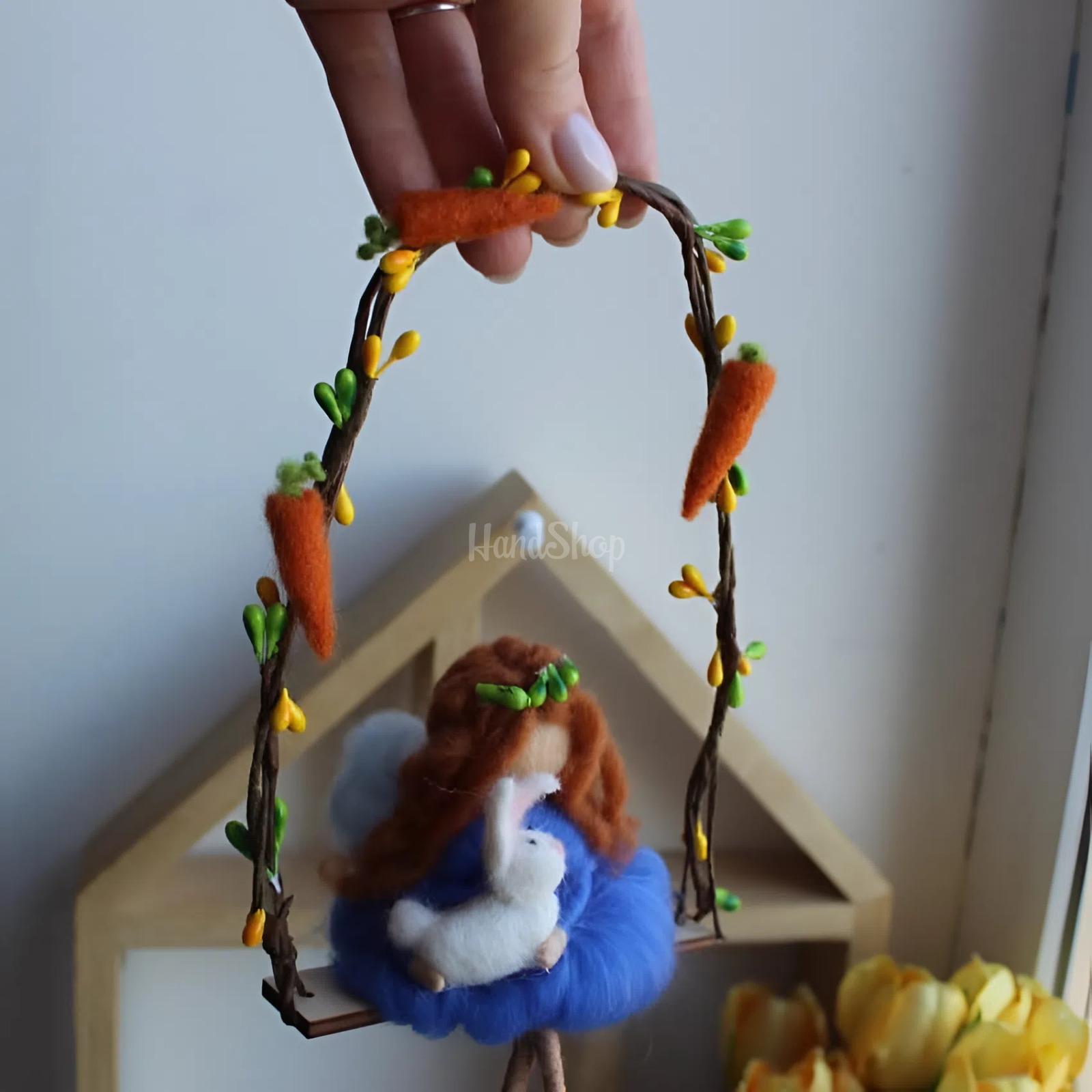 Лялька рудоволося у сукні з милим кроликом на гойдалці Лялька рудоволося у сукні з милим кроликом на гойдалці