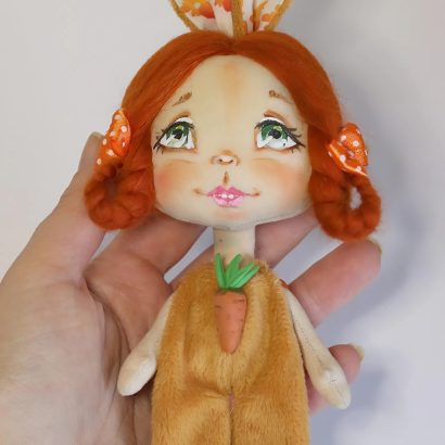 Лялька руда зайка у плюшевому комбінезоні з морквинкою