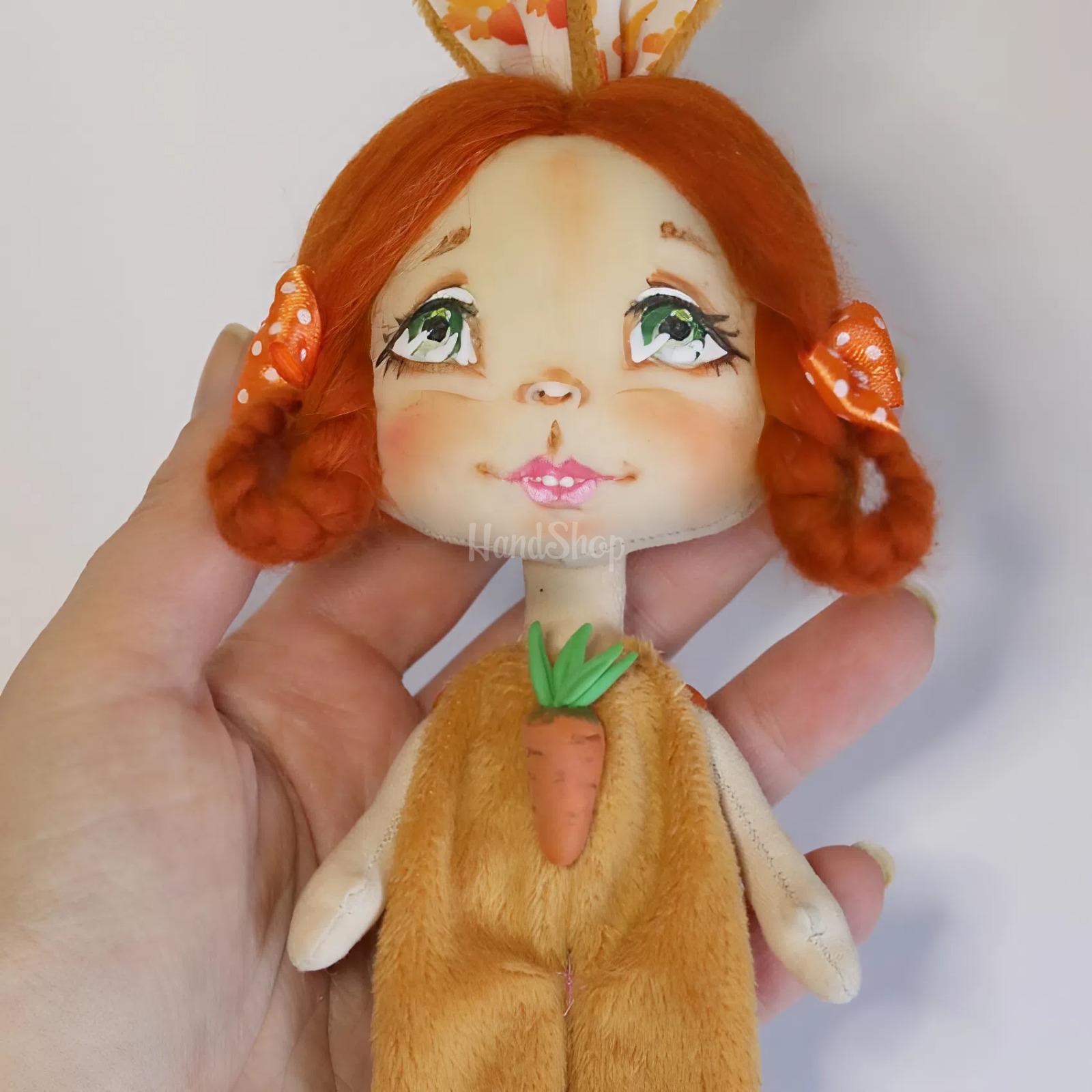 Лялька руда зайка у плюшевому комбінезоні з морквинкою Лялька руда зайка у плюшевому комбінезоні з морквинкою