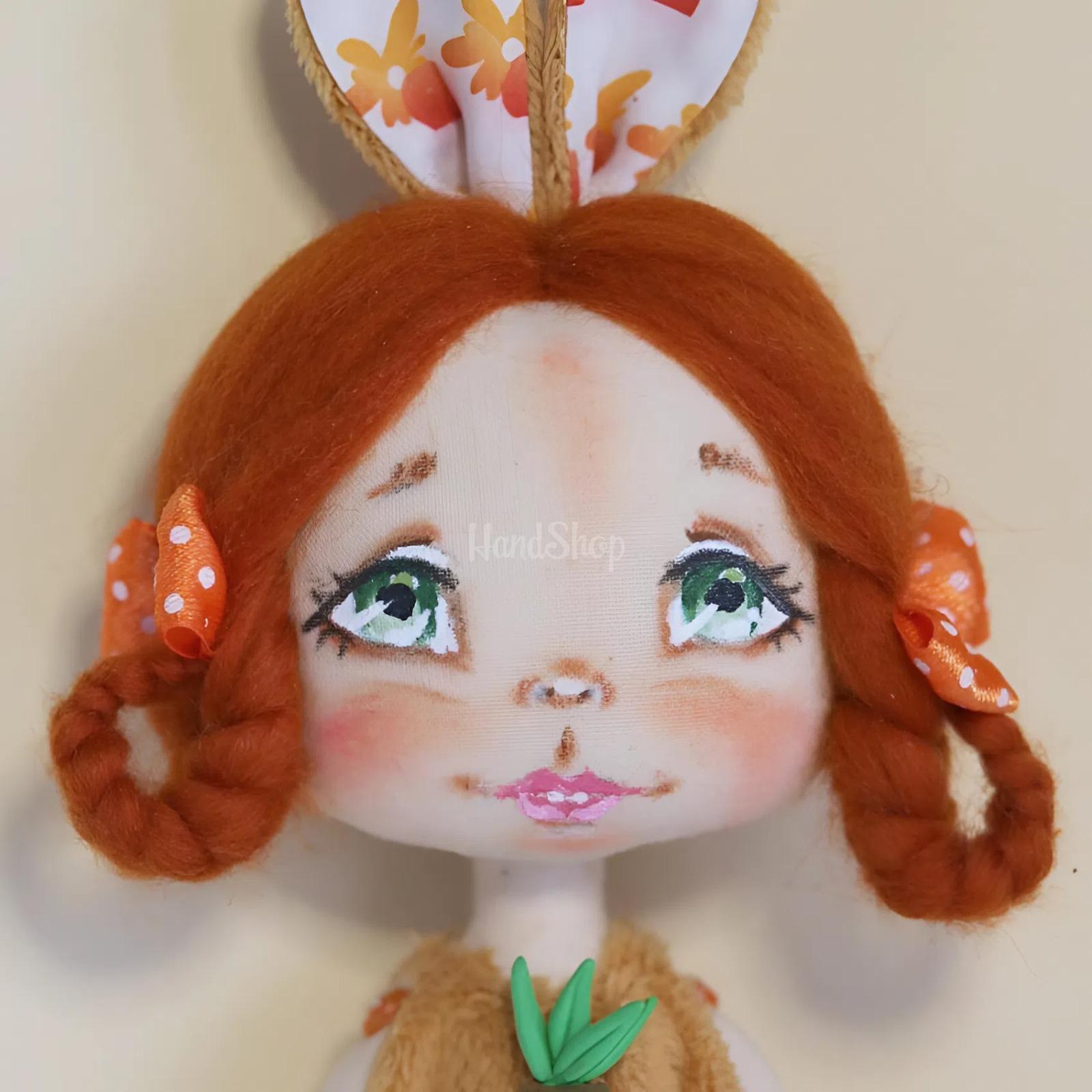 Лялька руда зайка у плюшевому комбінезоні з морквинкою Лялька руда зайка у плюшевому комбінезоні з морквинкою
