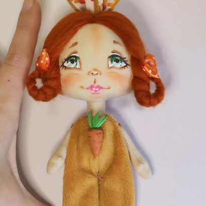 Лялька руда зайка у плюшевому комбінезоні з морквинкою