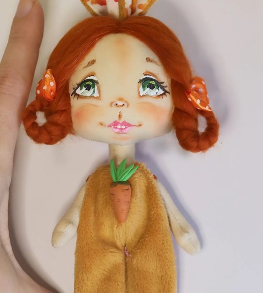 Лялька руда зайка у плюшевому комбінезоні з морквинкою