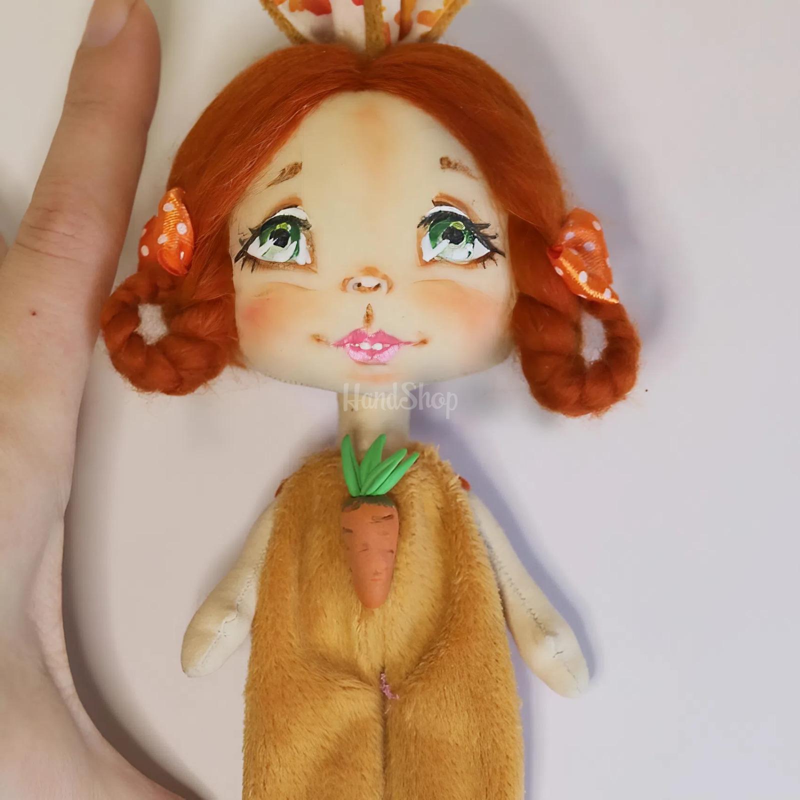 Лялька руда зайка у плюшевому комбінезоні з морквинкою Лялька руда зайка у плюшевому комбінезоні з морквинкою