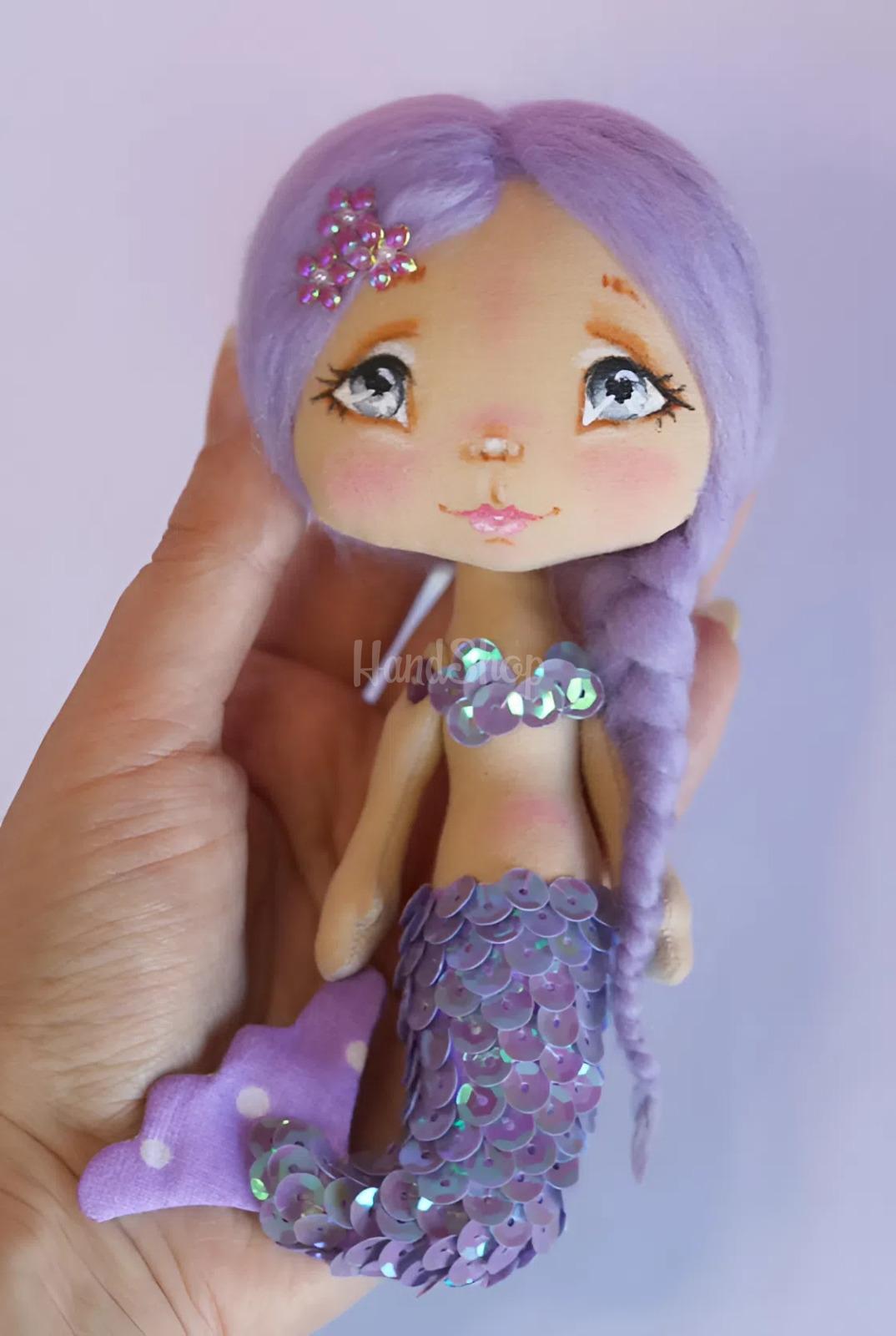 Сувенірна міні лялька русалонька з фіолетовим волоссям Сувенірна міні лялька русалонька з фіолетовим волоссям