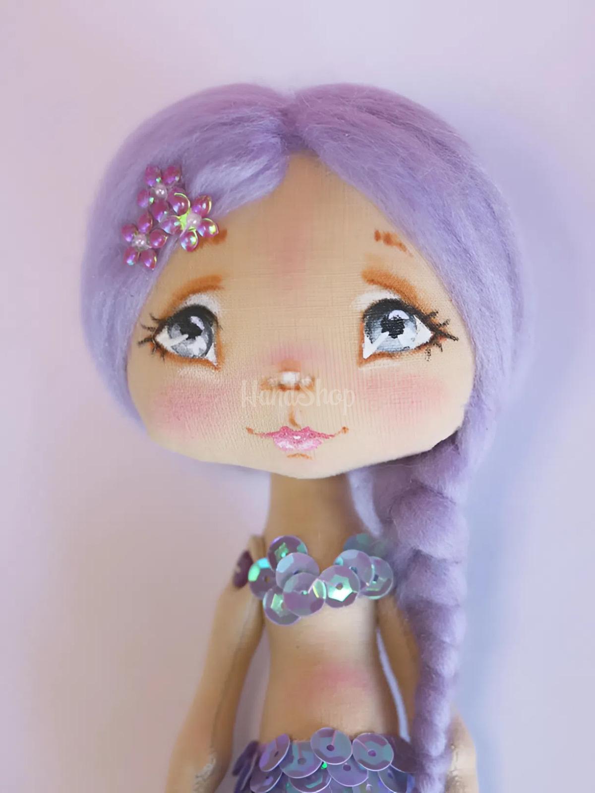 Сувенірна міні лялька русалонька з фіолетовим волоссям Сувенірна міні лялька русалонька з фіолетовим волоссям