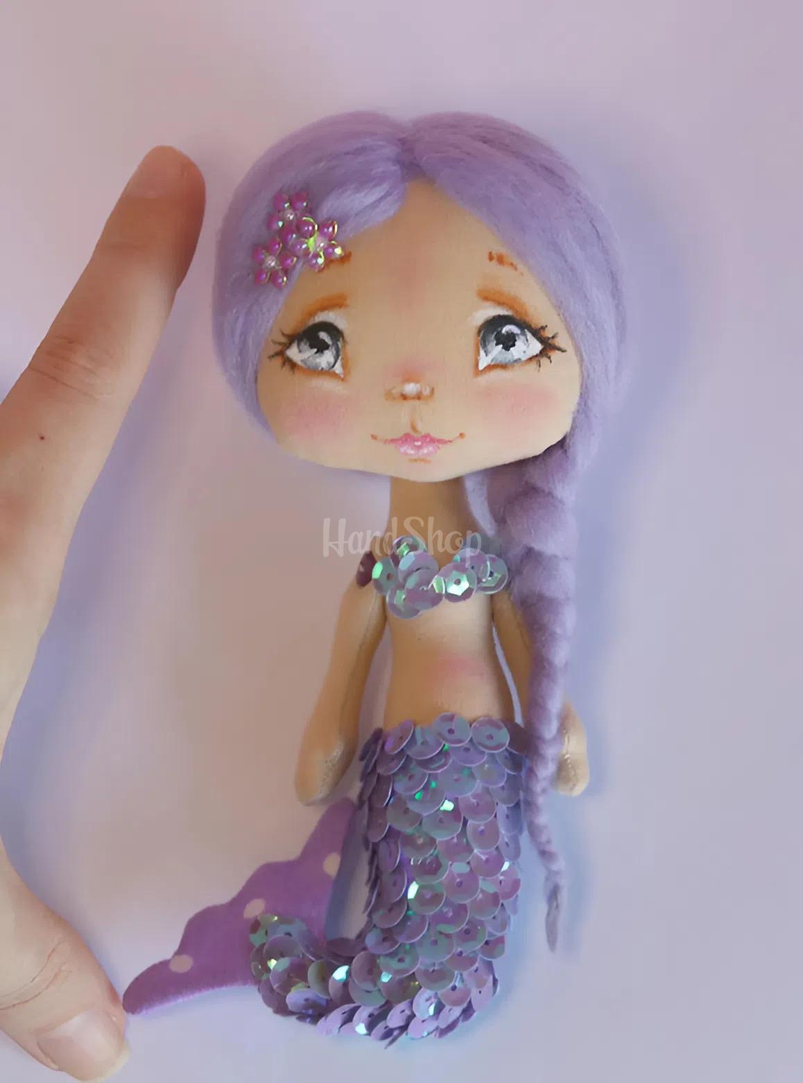 Сувенірна міні лялька русалонька з фіолетовим волоссям Сувенірна міні лялька русалонька з фіолетовим волоссям