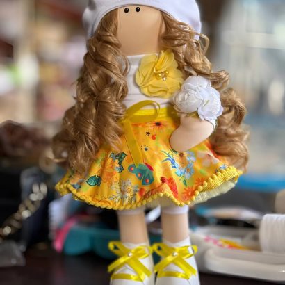 Велика ігрова текстильна лялька кудрява в жовтій сукні