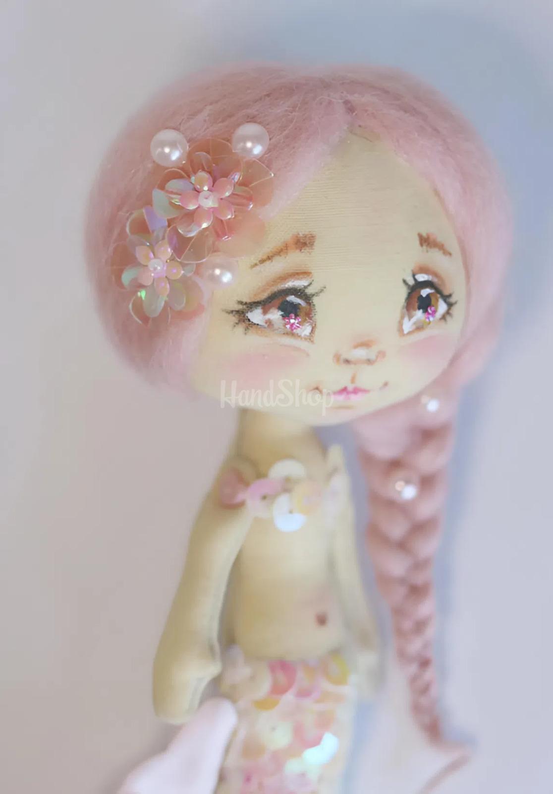 Сувенірна маленька лялька русалонька хвіст з паєток Сувенірна маленька лялька русалонька хвіст з паєток