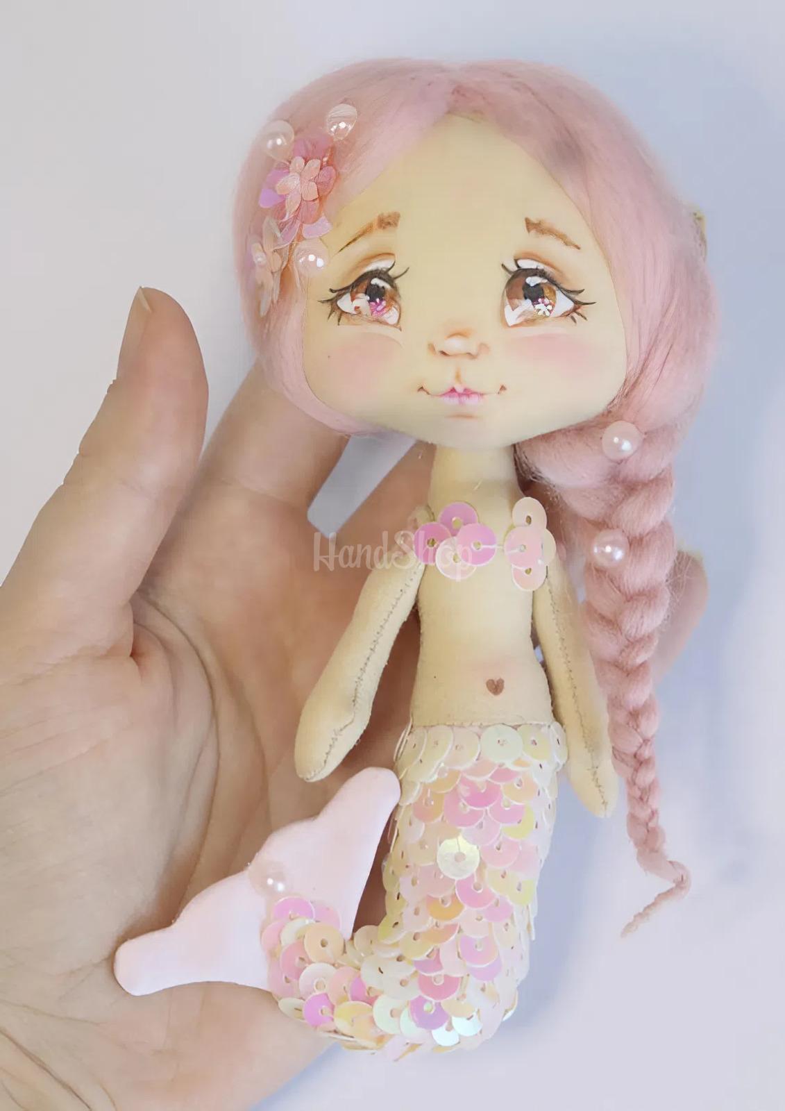 Сувенірна маленька лялька русалонька хвіст з паєток Сувенірна маленька лялька русалонька хвіст з паєток