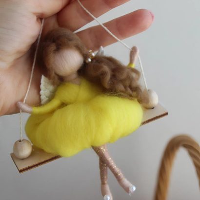 Лялька ангел веснянка у жовтій сукні на гойдалці