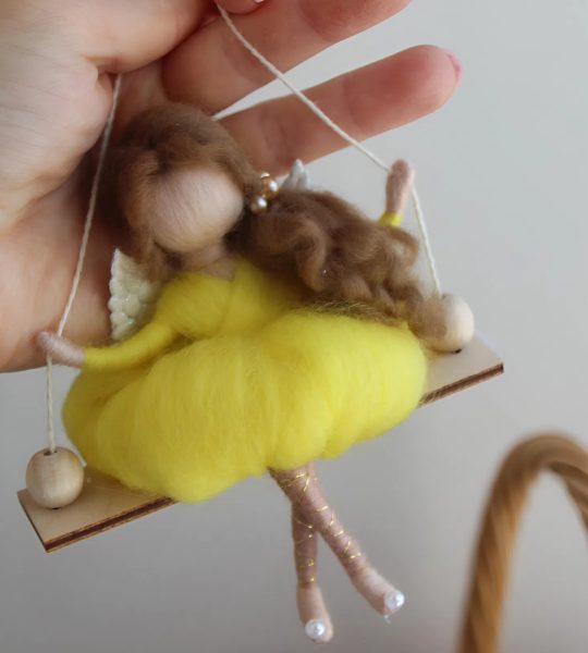 Лялька ангел веснянка у жовтій сукні на гойдалці