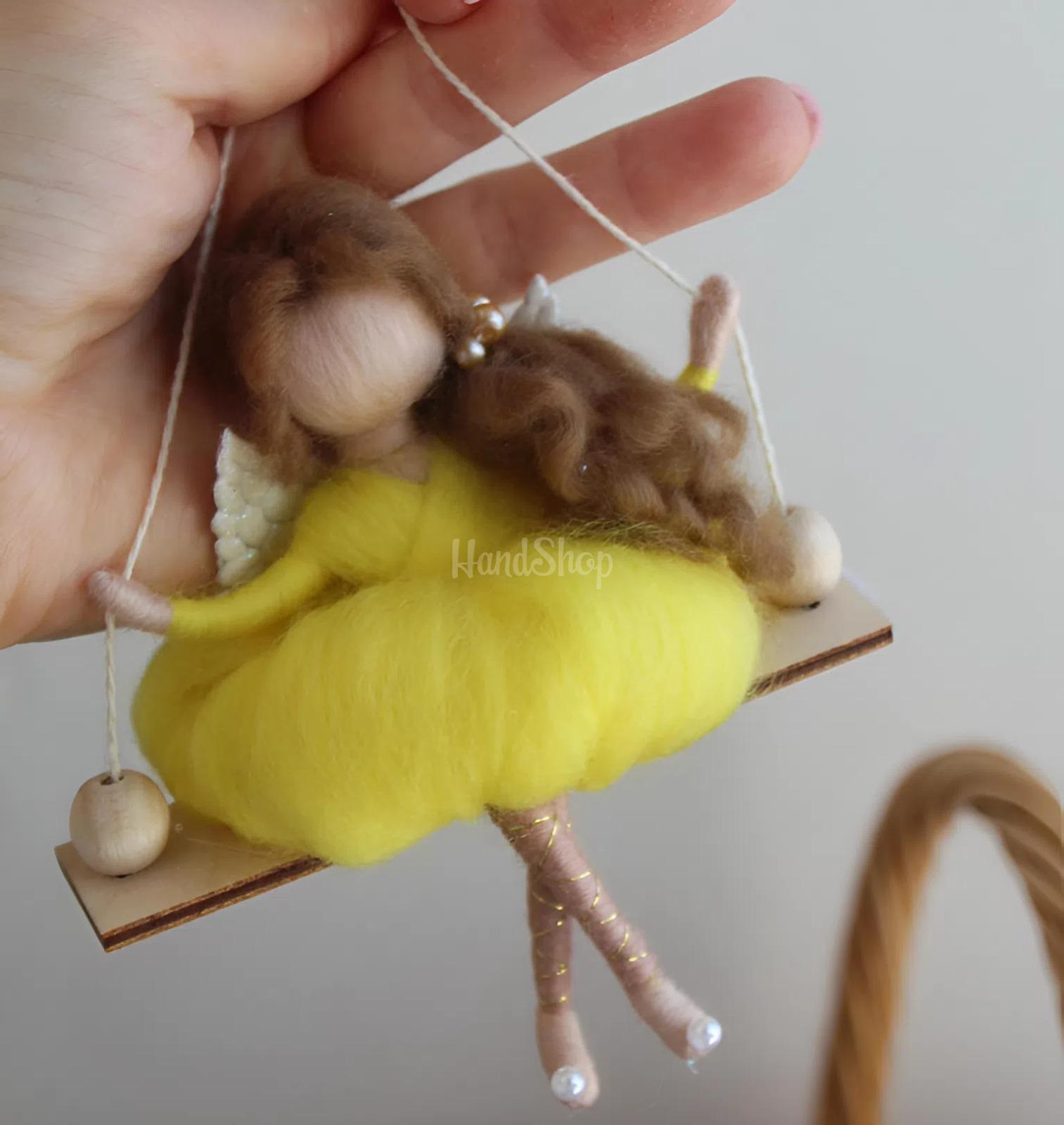 Лялька ангел веснянка у жовтій сукні на гойдалці Лялька ангел веснянка у жовтій сукні на гойдалці