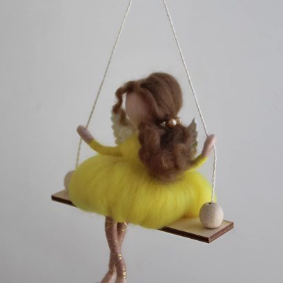 Лялька ангел веснянка у жовтій сукні на гойдалці