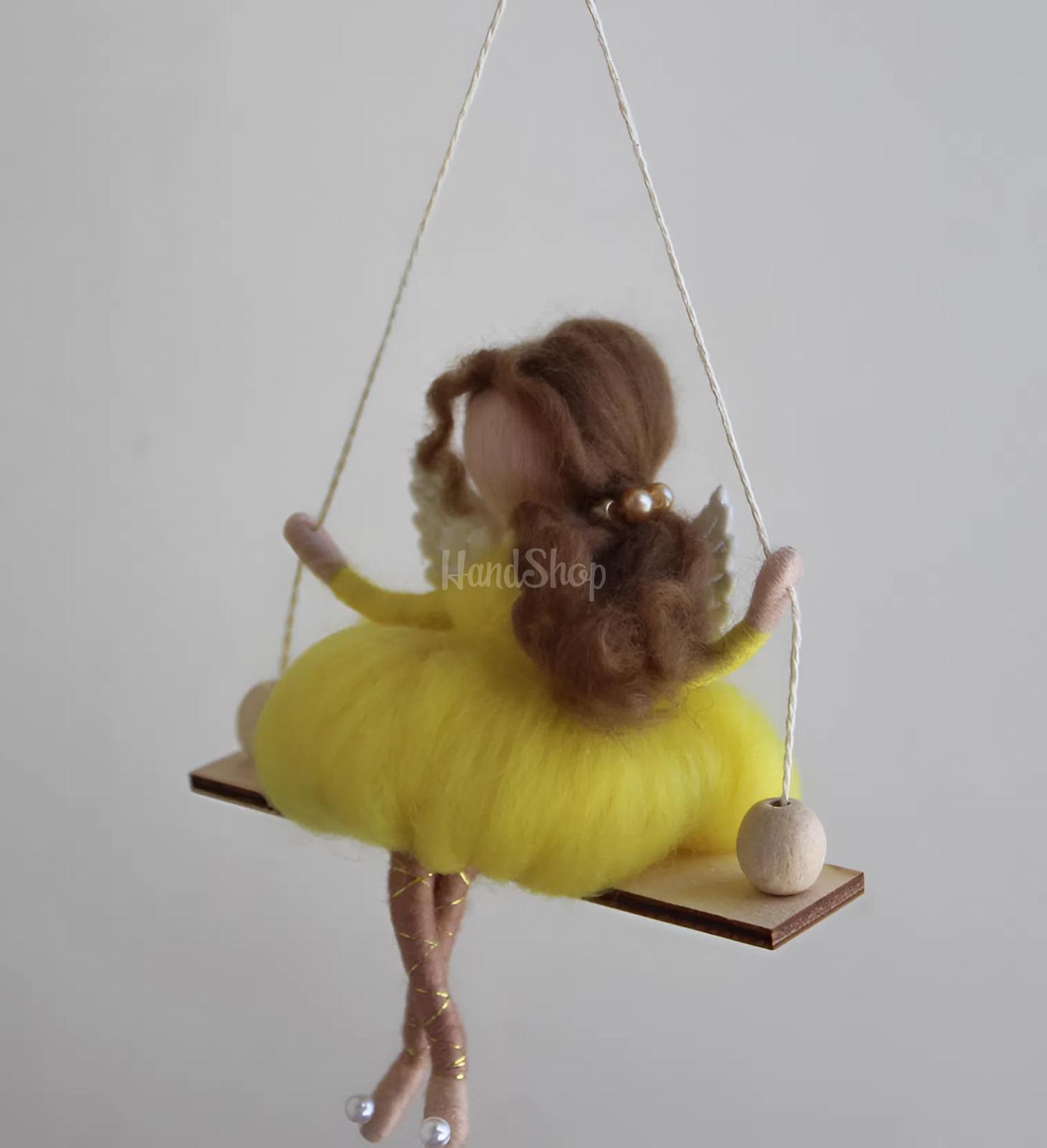 Лялька ангел веснянка у жовтій сукні на гойдалці Лялька ангел веснянка у жовтій сукні на гойдалці