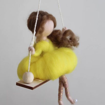 Лялька ангел веснянка у жовтій сукні на гойдалці