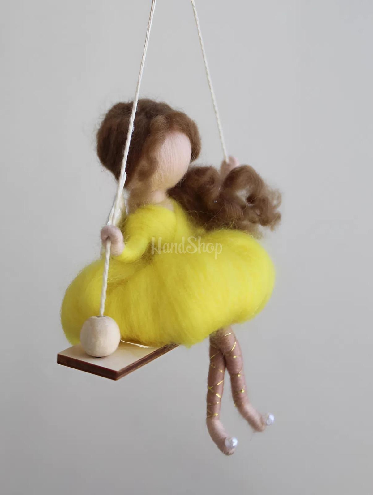 Лялька ангел веснянка у жовтій сукні на гойдалці Лялька ангел веснянка у жовтій сукні на гойдалці