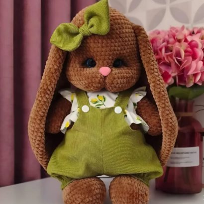 Дитяча іграшка велика зайка з бантиком в комбінезоні Великдень