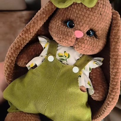 Дитяча іграшка велика зайка з бантиком в комбінезоні Великдень