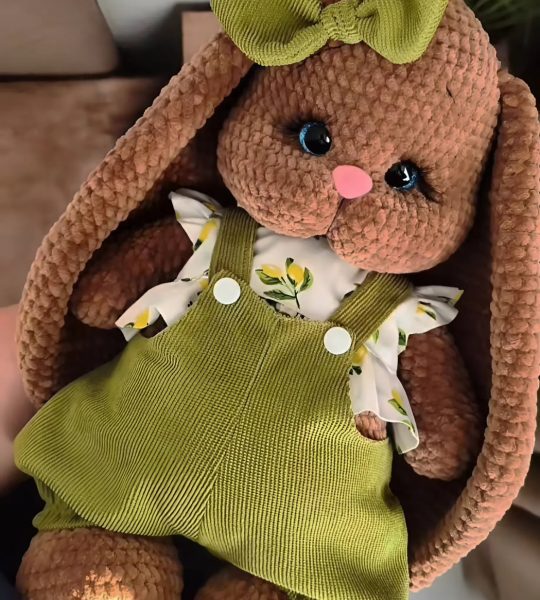 Дитяча іграшка велика зайка з бантиком в комбінезоні Великдень