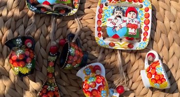 Авторська керамічна підвіска панно з петриківським розписом українська пара: символи любові, родинного тепла