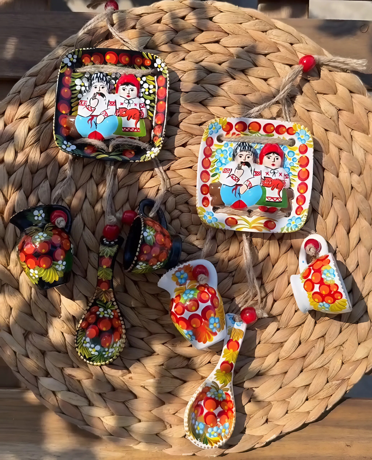Авторська керамічна підвіска панно з петриківським розписом українська пара: символи любові, родинного тепла