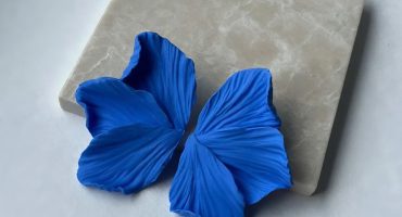 Пелюстки, що дарують настрій - авторські жіночі сережки сині пелюстки - як символ легкості та оновлення