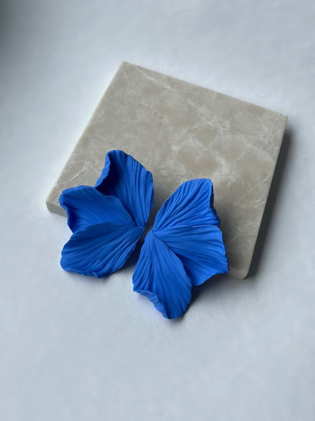 Пелюстки, що дарують настрій - авторські жіночі сережки сині пелюстки - як символ легкості та оновлення