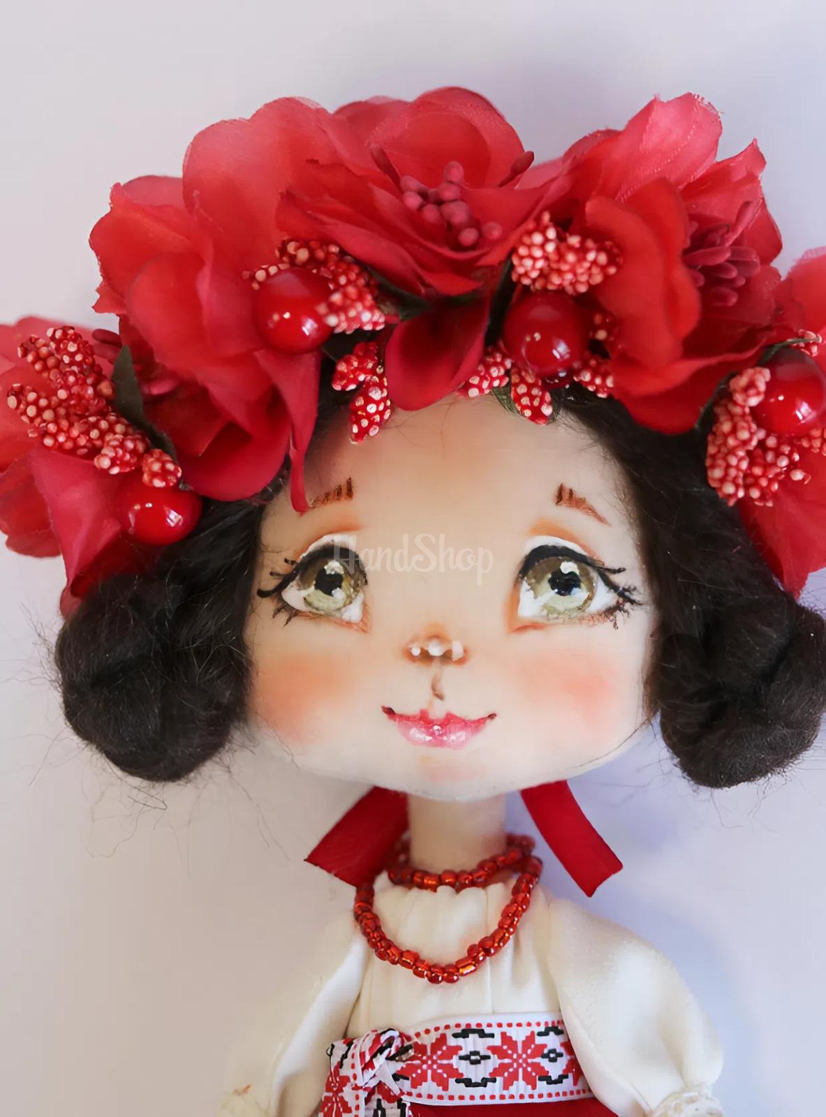 Сувенірна лялька україночка у сукні з червоним віночком Сувенірна лялька україночка у сукні з червоним віночком