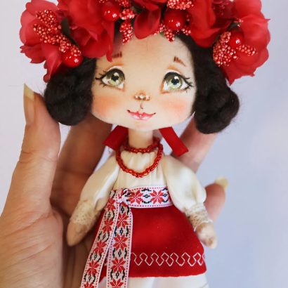 Сувенірна лялька україночка у сукні з червоним віночком