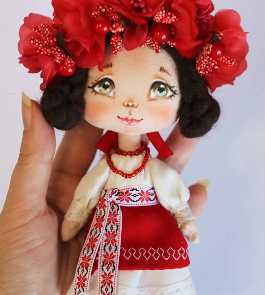 Сувенірна лялька україночка у сукні з червоним віночком