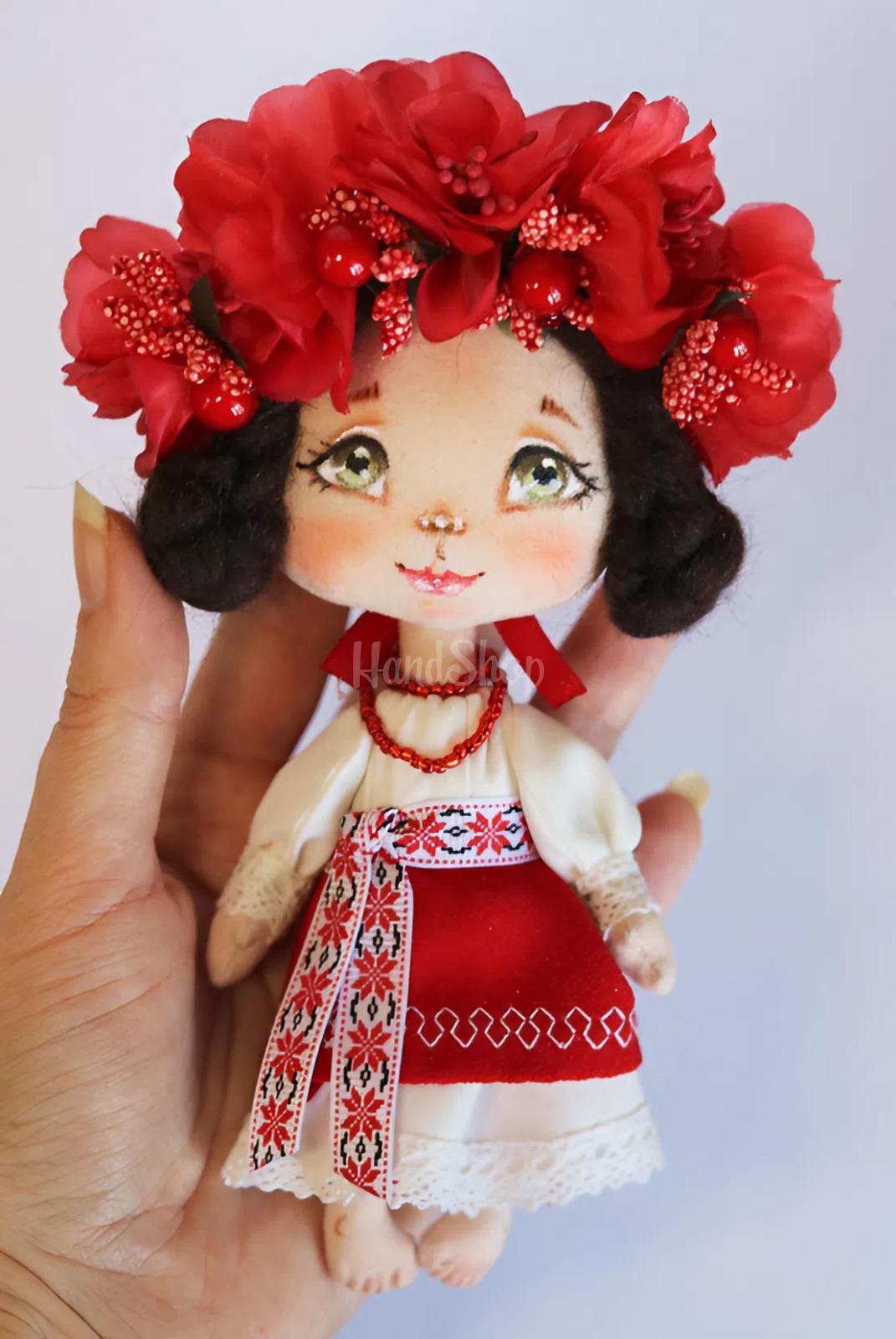 Сувенірна лялька україночка у сукні з червоним віночком Сувенірна лялька україночка у сукні з червоним віночком