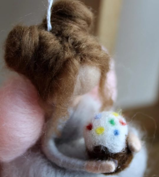 Великодня лялька фея веснянка у сукні з пасочкою підвіска