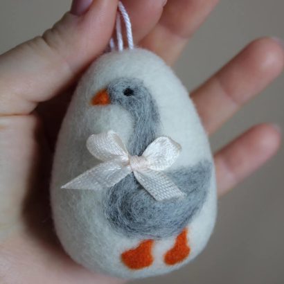 Великоднє яйце підвіска з сірою гусочкою та бантиком
