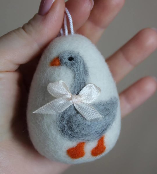 Великоднє яйце підвіска з сірою гусочкою та бантиком