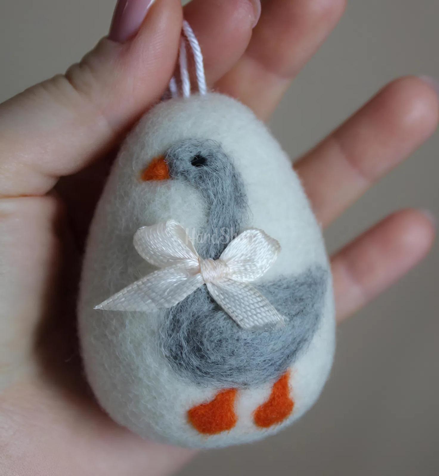 Великоднє яйце підвіска з сірою гусочкою та бантиком Великоднє яйце підвіска з сірою гусочкою та бантиком