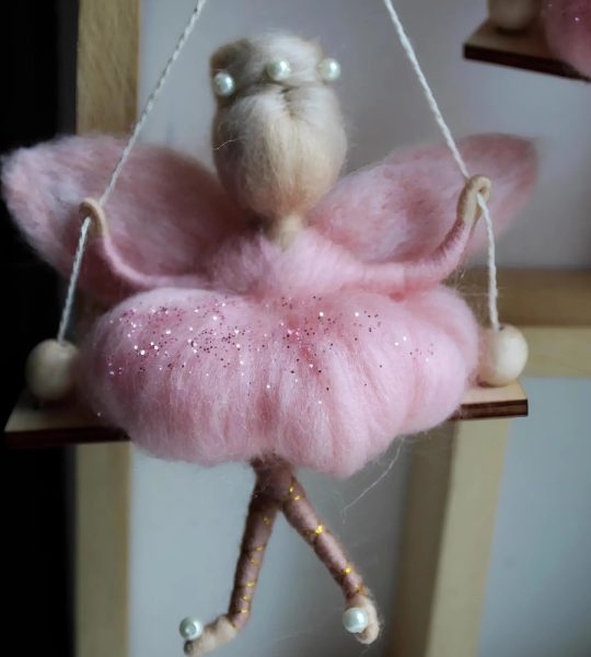 Лялька білявка ангел в рожевій сукні на дерев'яній качелі підвіска