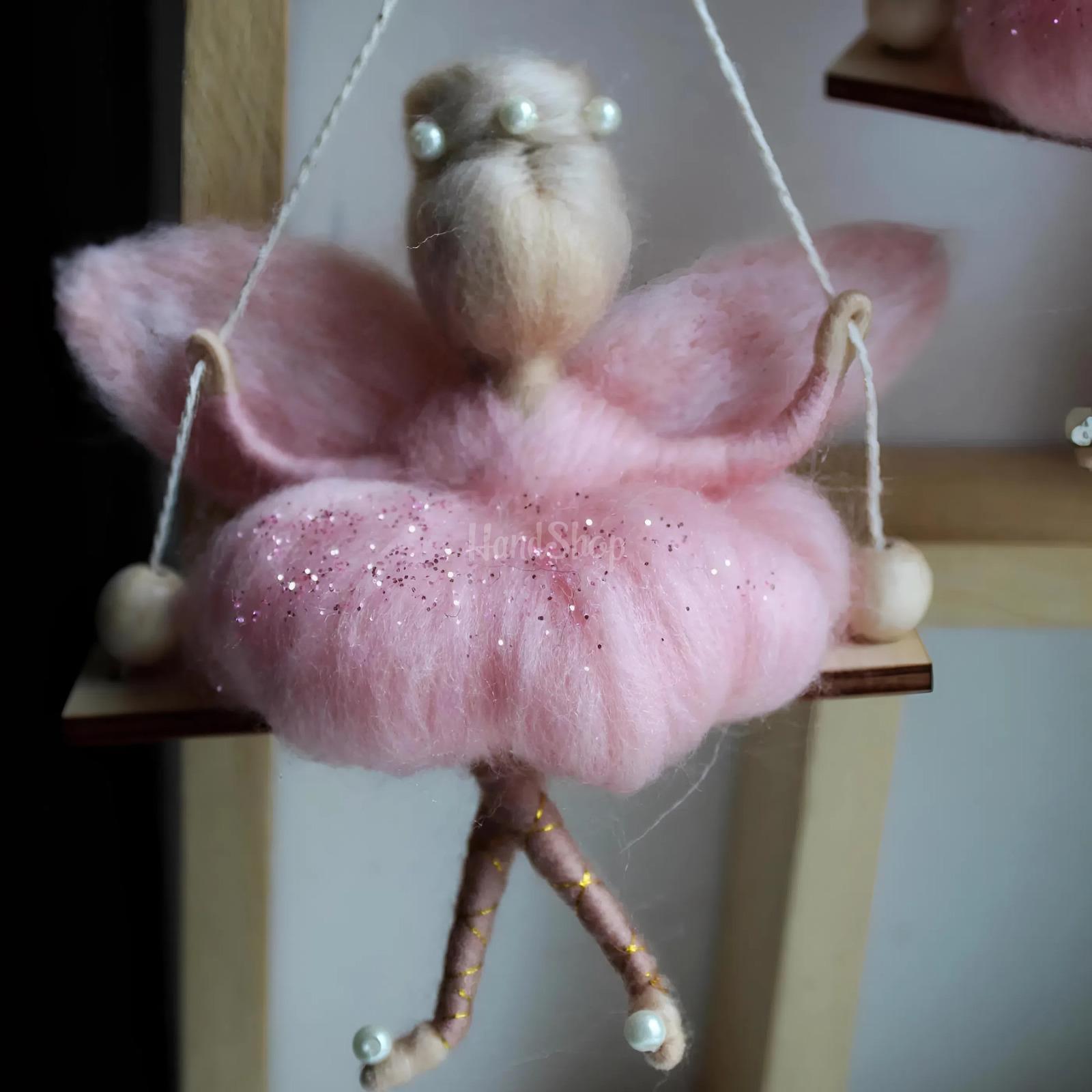 Лялька білявка ангел в рожевій сукні на дерев'яній качелі підвіска Лялька білявка ангел в рожевій сукні на дерев'яній качелі підвіска